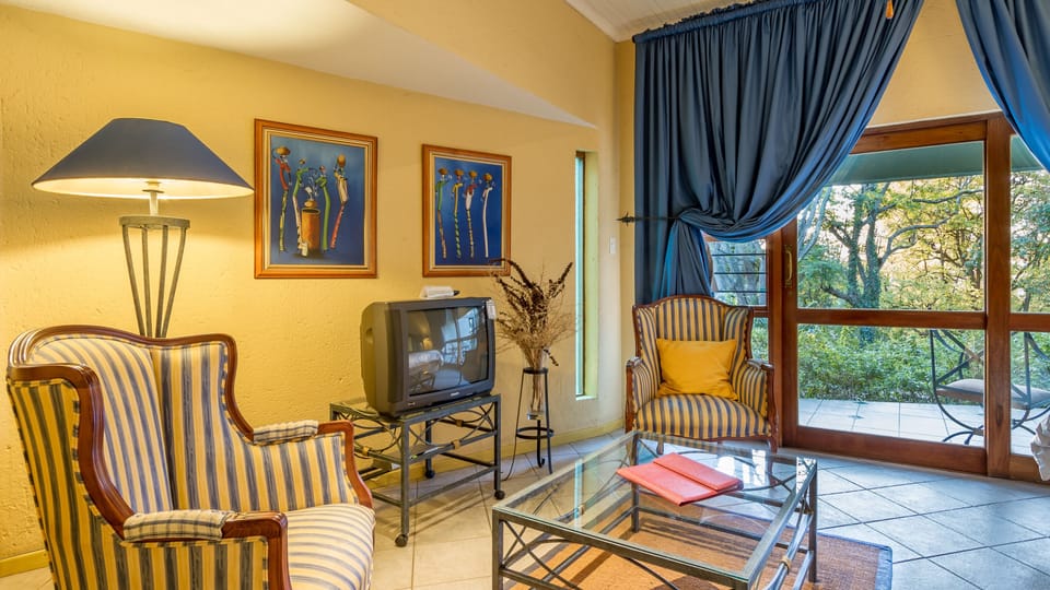 Family Suite, 2 Queen Beds, Private Bathroom, Garden View | Living area | TV