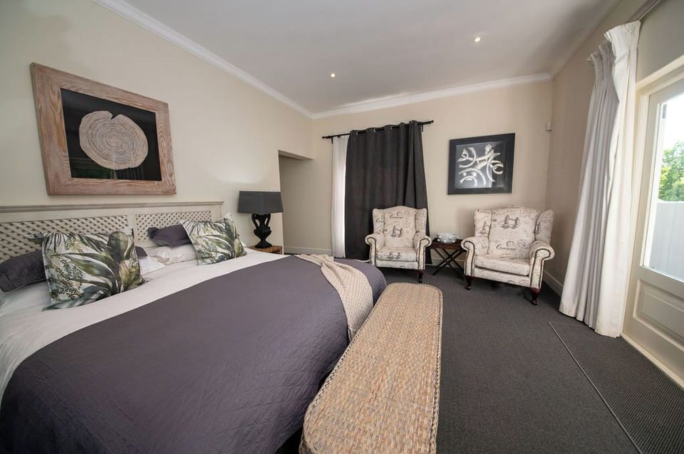 Luxury Room, 1 Bedroom | In-room safe, blackout drapes, soundproofing, iron/ironing board
