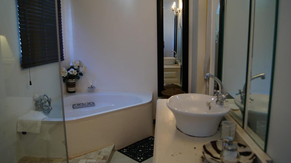 Separate tub and shower, deep soaking tub, free toiletries, hair dryer