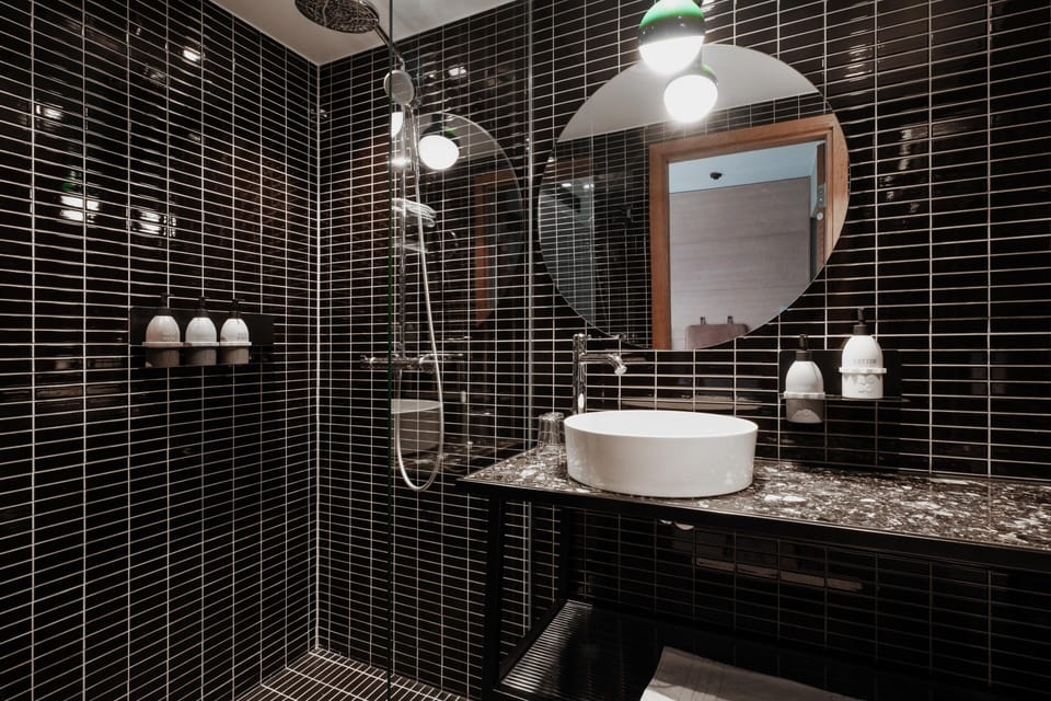 Room, 2 Twin Beds (Hobo) | Bathroom | Free toiletries, hair dryer, slippers, towels