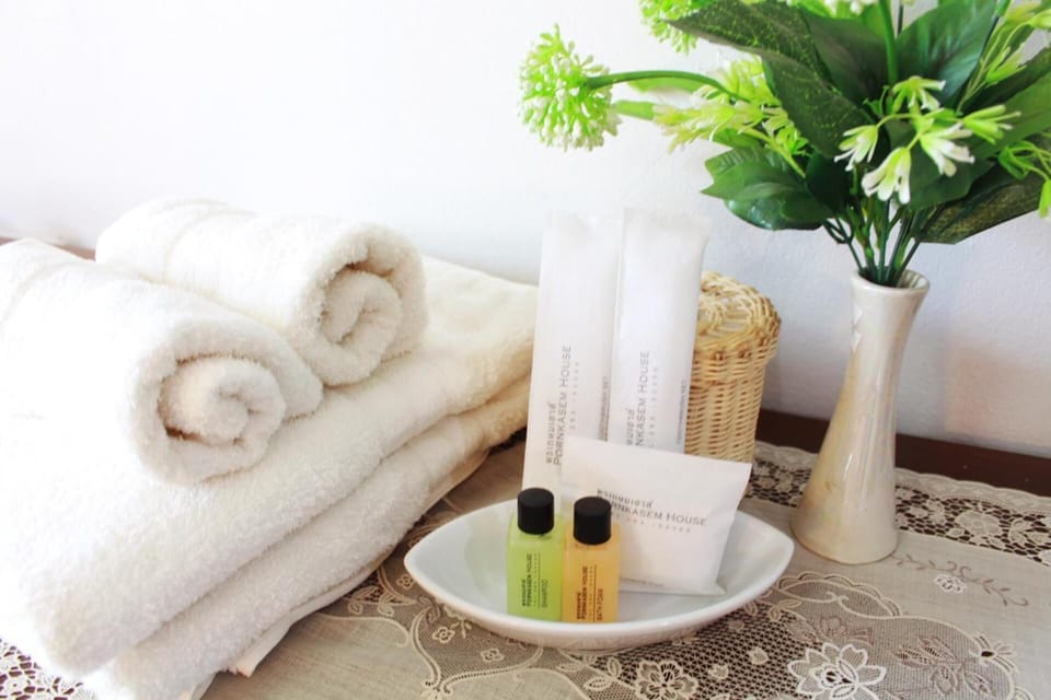 Shower, free toiletries, towels