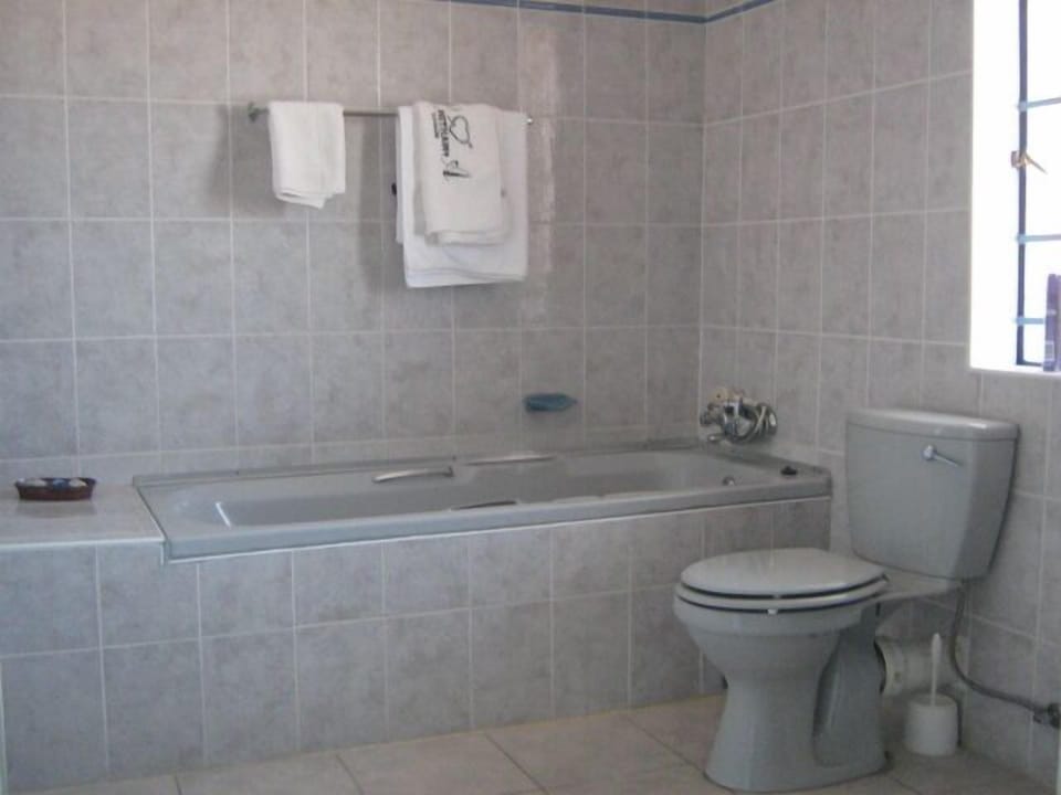 Bathtub, free toiletries, towels, soap