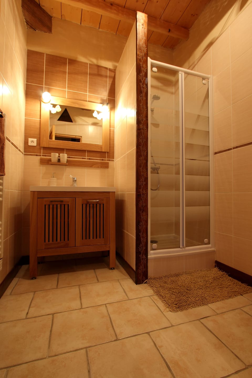 Double Room (Eborine) | Bathroom | Shower, rainfall showerhead, hair dryer, towels
