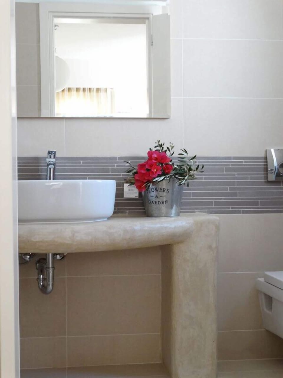 Apartment, Ground Floor | Bathroom | Shower, free toiletries, hair dryer, towels