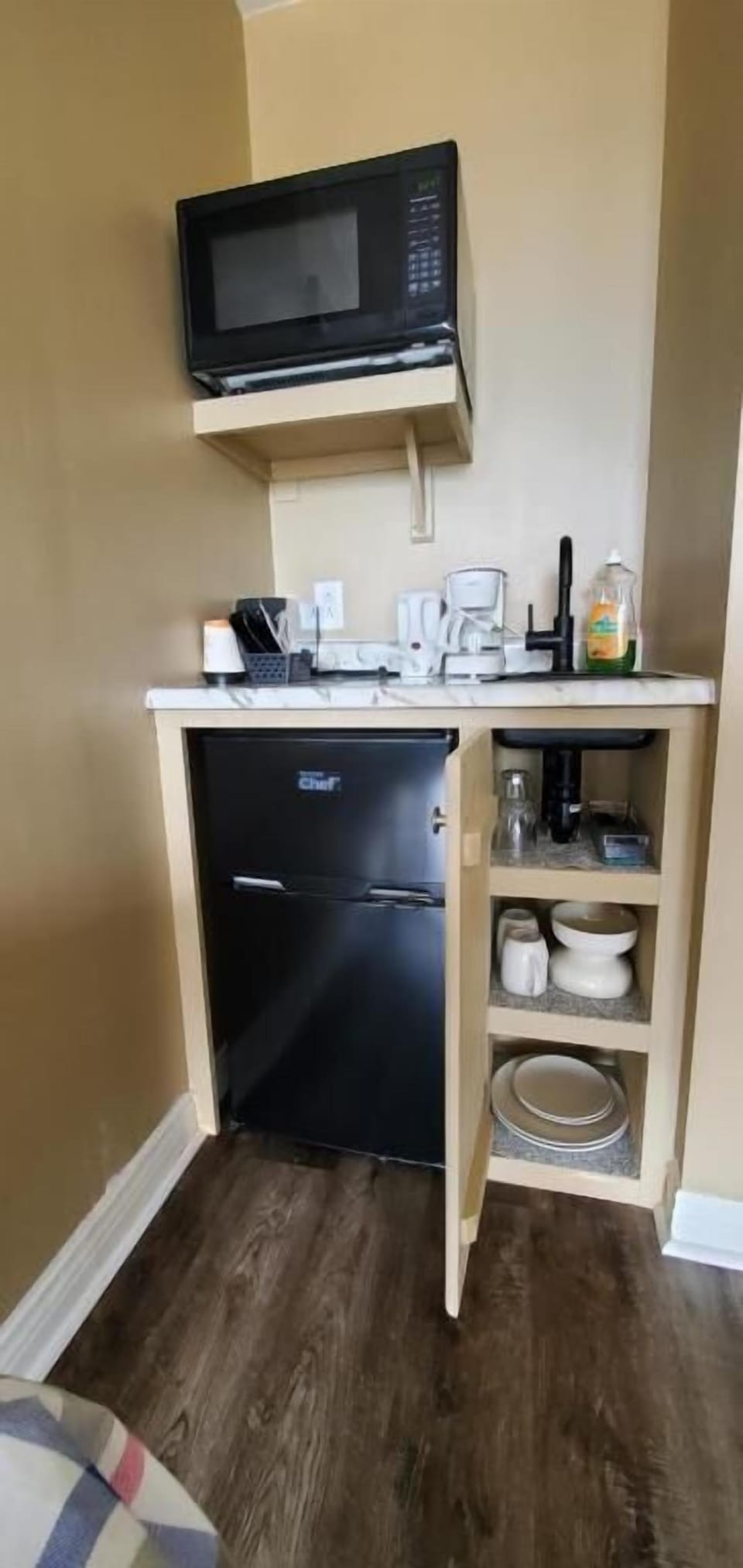 Comfort Room, 1 Queen Bed, Kitchenette (Puffin Pantry) | 1 bedroom, laptop workspace, blackout drapes, WiFi (free)