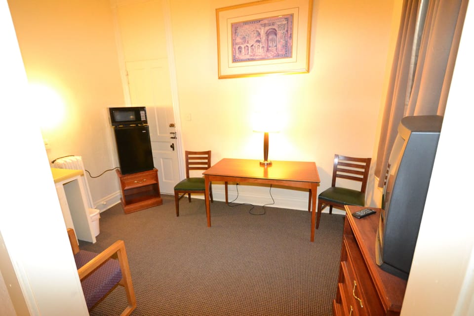 Billie the Kid - Micro/fridge, sink in room, living area. Shared community restrooms/showers | Living room | TV