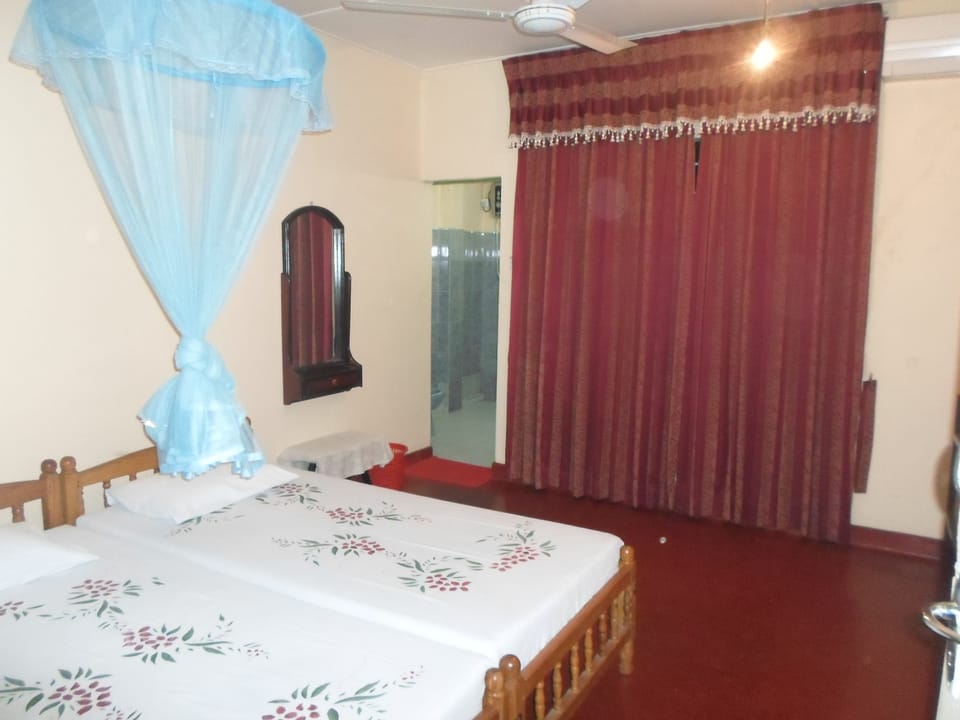 Premium bedding, desk, soundproofing, rollaway beds