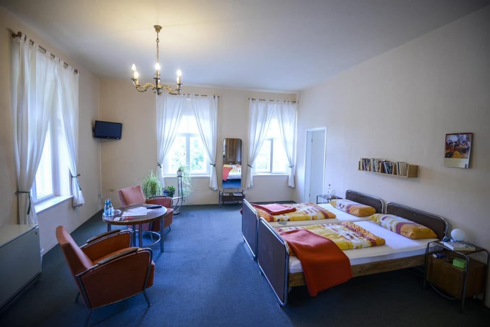 Desk, soundproofing, free cribs/infant beds, rollaway beds