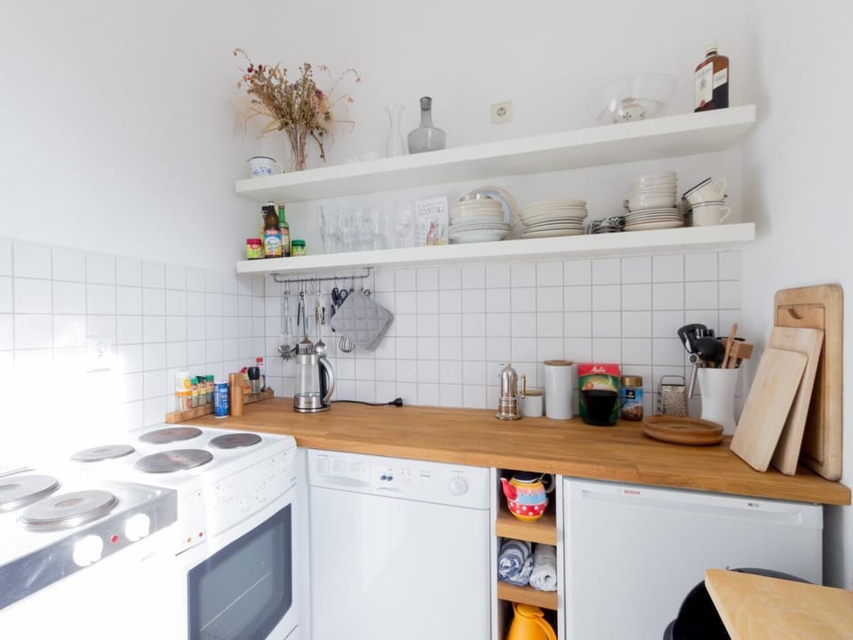 Coffee/tea maker, fridge, oven, stovetop