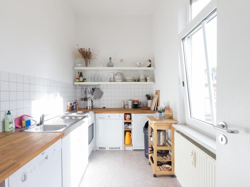 Coffee/tea maker, fridge, oven, stovetop
