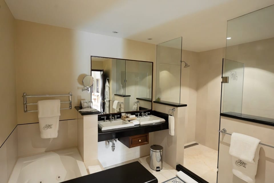 Junior Suite | Bathroom | Combined shower/tub, designer toiletries, hair dryer, bathrobes