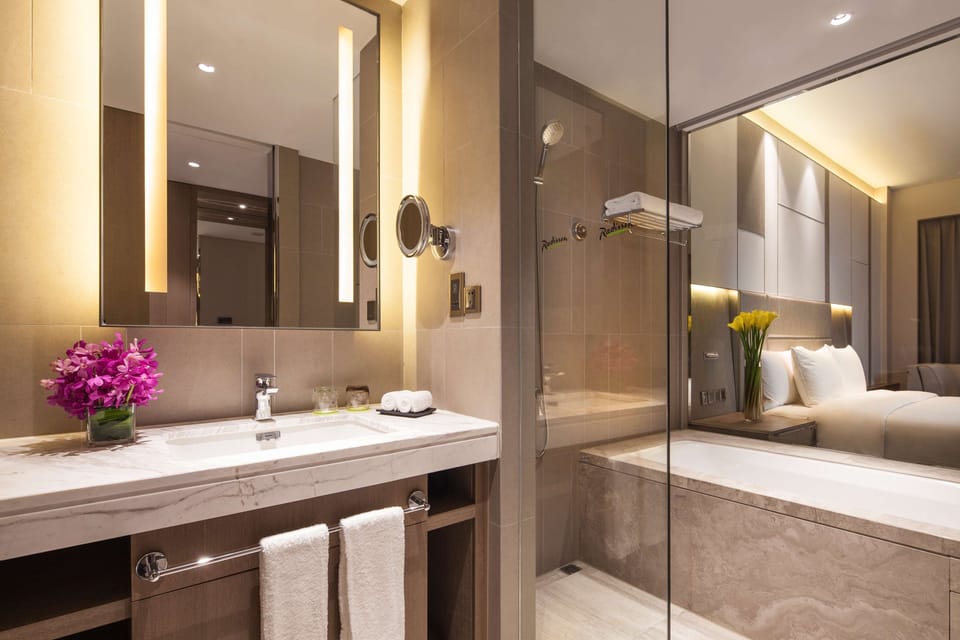 Superior Room | Bathroom | Combined shower/tub, free toiletries, hair dryer, towels