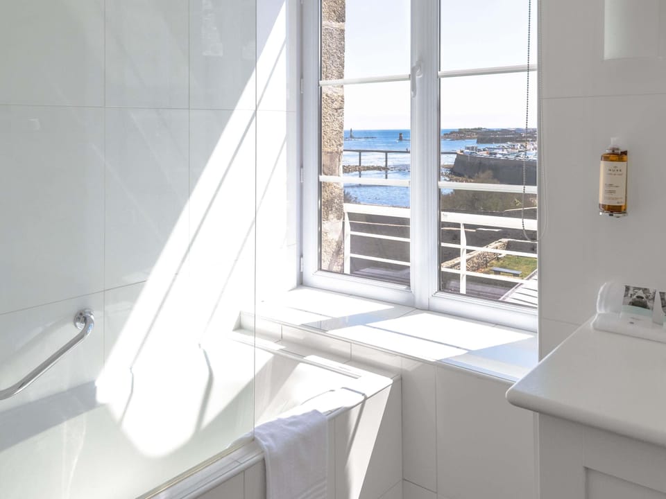 Family Room | Minibar, in-room safe, soundproofing, free WiFi
