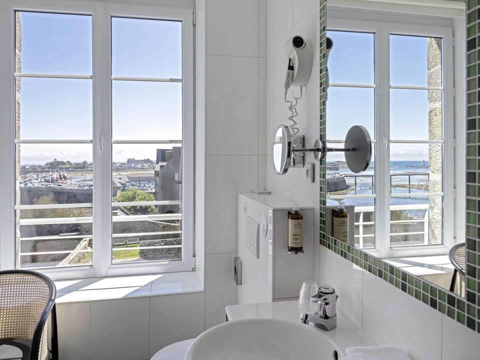 Family Room | Minibar, in-room safe, soundproofing, free WiFi