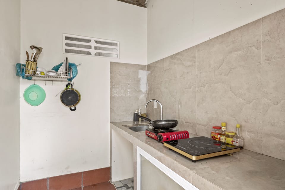Fridge, cookware/dishes/utensils
