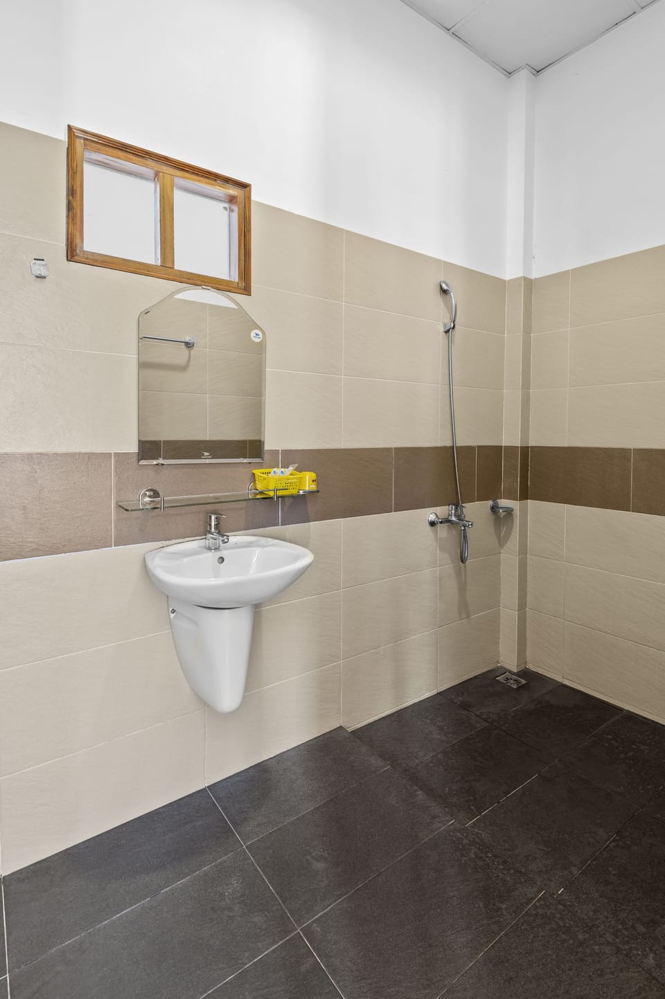 Shower, rainfall showerhead, free toiletries, slippers