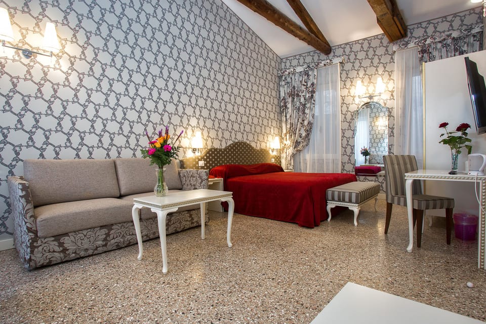 Junior Suite | Minibar, in-room safe, individually decorated, individually furnished