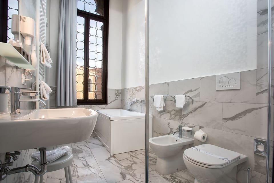 Deluxe Suite | Bathroom | Shower, free toiletries, hair dryer, bathrobes