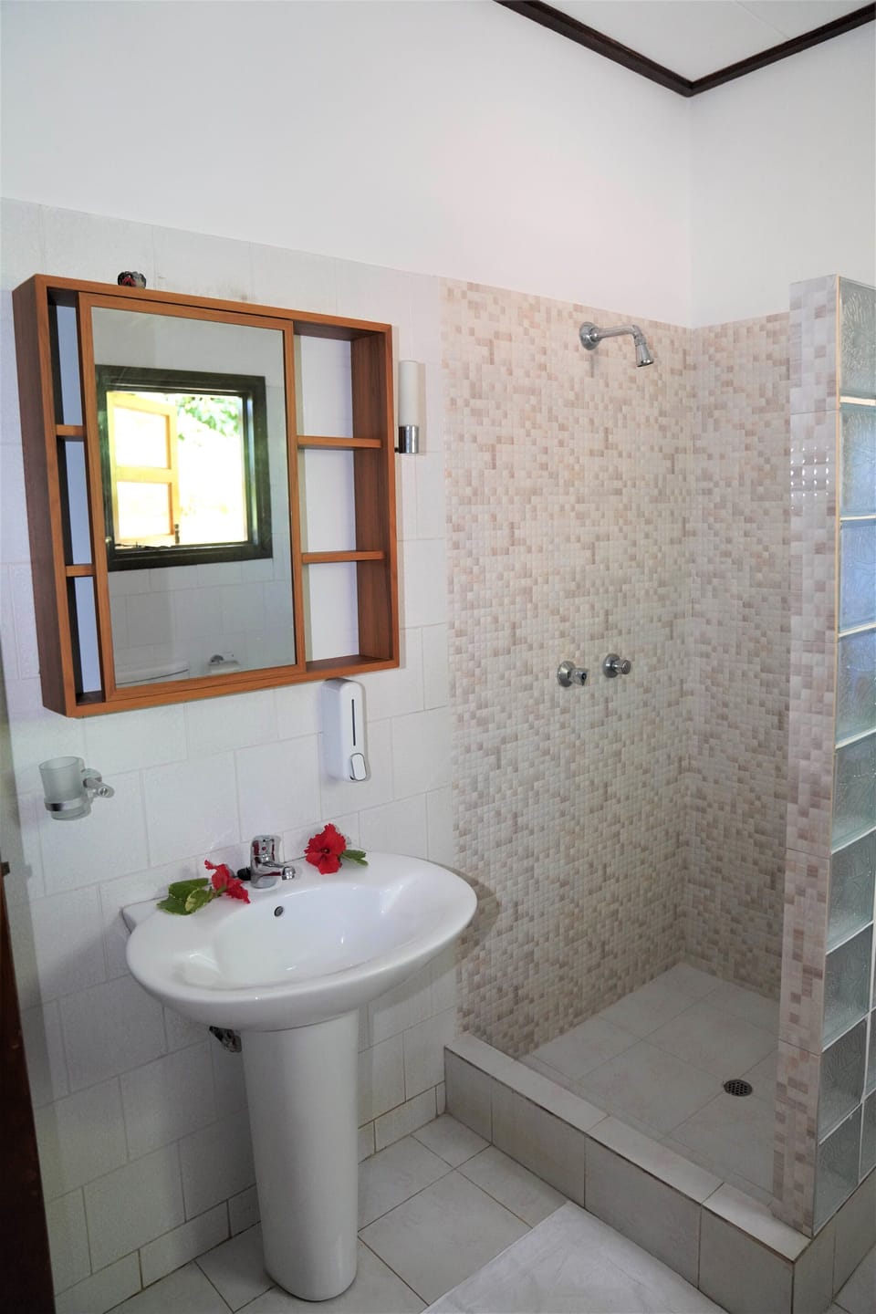 Standard Double Room | Bathroom | Shower, rainfall showerhead, free toiletries, hair dryer