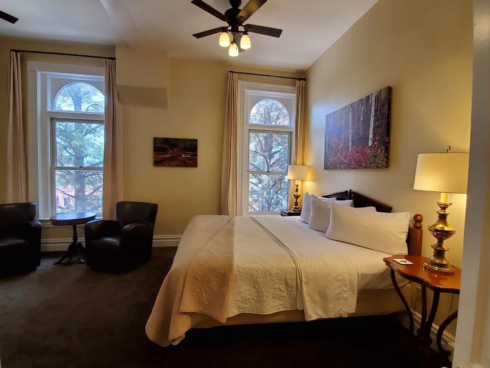 Room 12 - 1 King Bed | Iron/ironing board, free WiFi, bed sheets