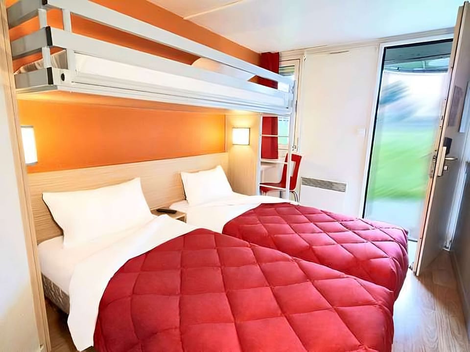 Standard Room, 3 Twin Beds | Desk, WiFi (free), bed sheets