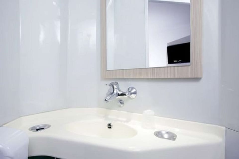 Shower, eco-friendly toiletries, towels