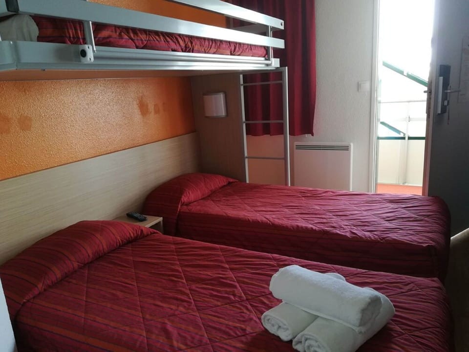 Standard Room, 3 Twin Beds | Desk, laptop workspace, soundproofing, free WiFi