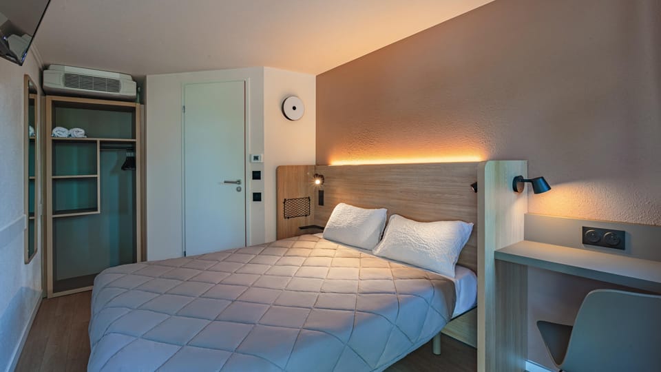 Standard Room, 1 Queen Bed | Desk, blackout drapes, iron/ironing board (on request), cribs (free)
