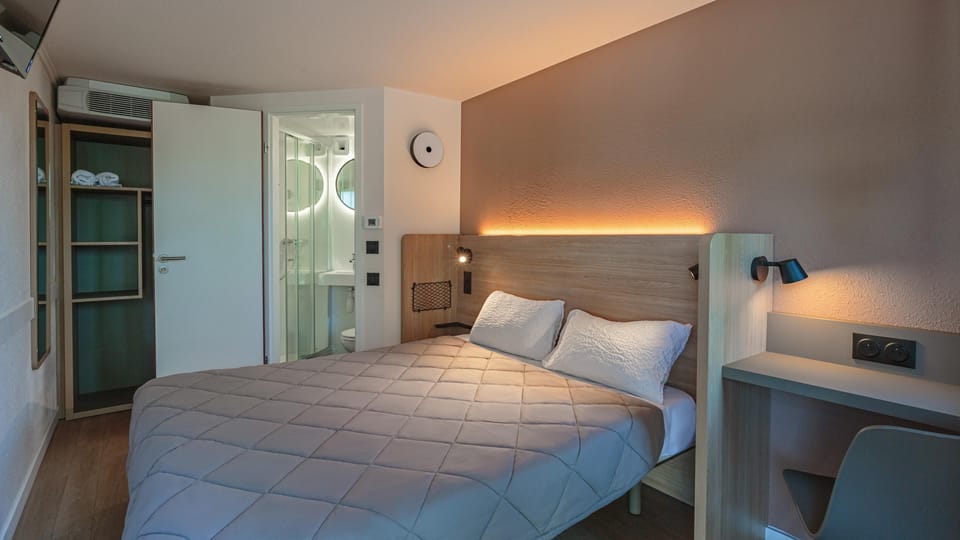 Standard Room, 1 Queen Bed | Desk, blackout drapes, iron/ironing board (on request), cribs (free)