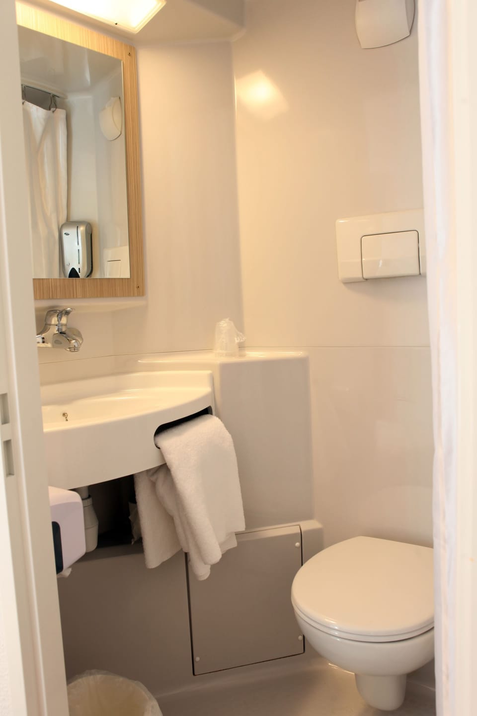 Shower, eco-friendly toiletries, towels