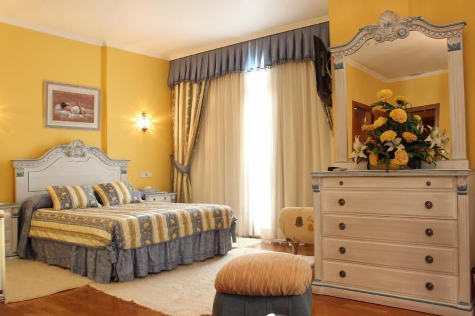 Premium bedding, desk, blackout drapes, soundproofing