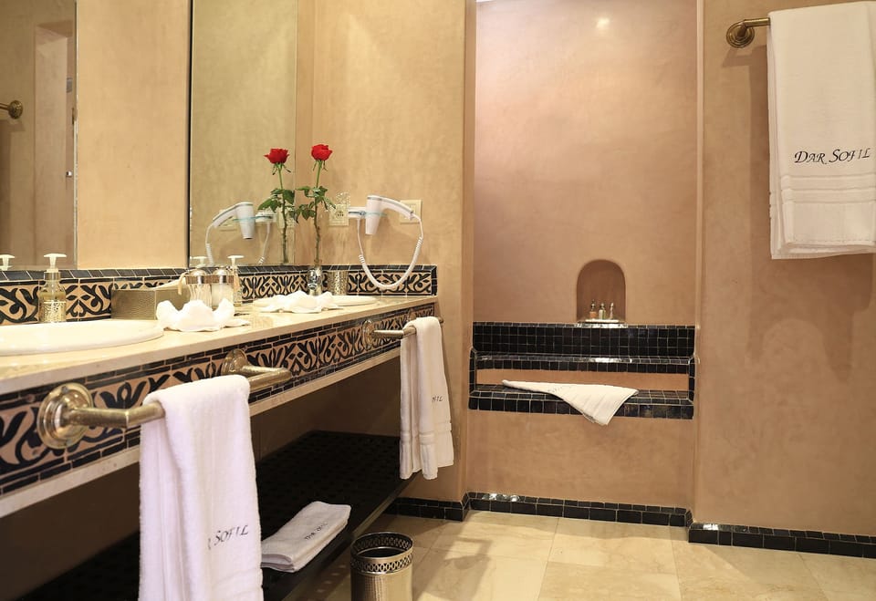Premium Suite | Bathroom | Free toiletries, hair dryer, bathrobes, slippers