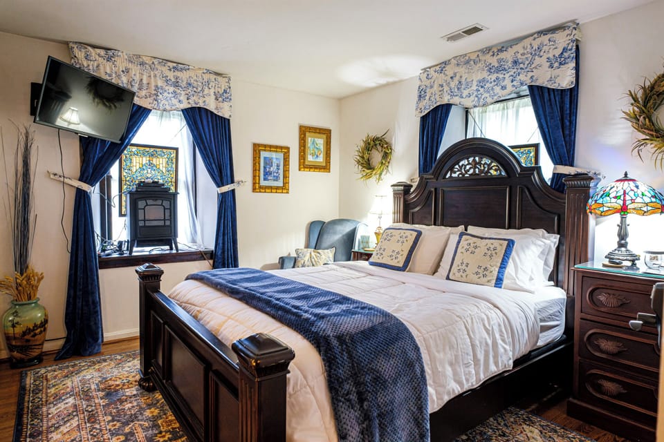 Luxury Suite, 1 Queen Bed, Jetted Tub, Garden View | 1 bedroom, premium bedding, pillowtop beds, iron/ironing board