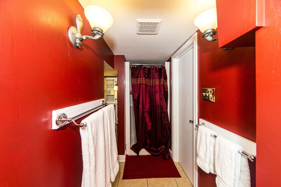 Deluxe Suite, 1 Queen Bed, Private Bathroom | Bathroom shower