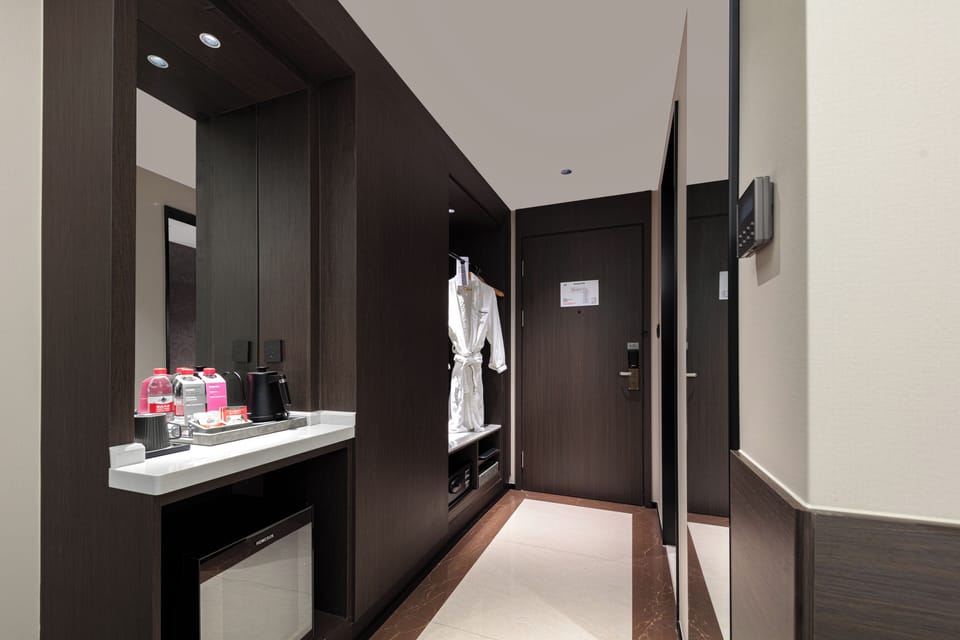 Standard Room, 1 King Bed | Premium bedding, pillowtop beds, minibar, in-room safe