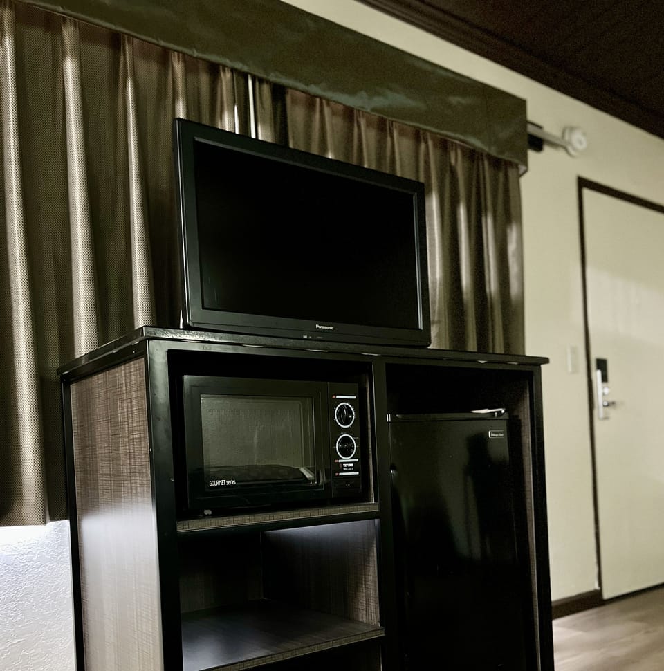 Standard Room, 1 Queen Bed | Desk, free WiFi, bed sheets