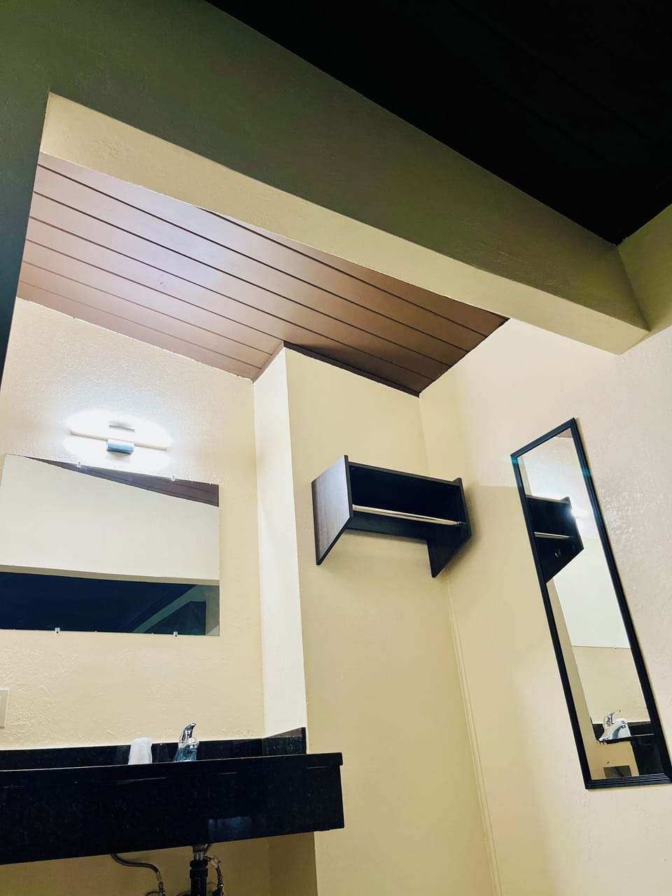 Standard Room, 1 King Bed | Bathroom | Shower, towels, soap, shampoo