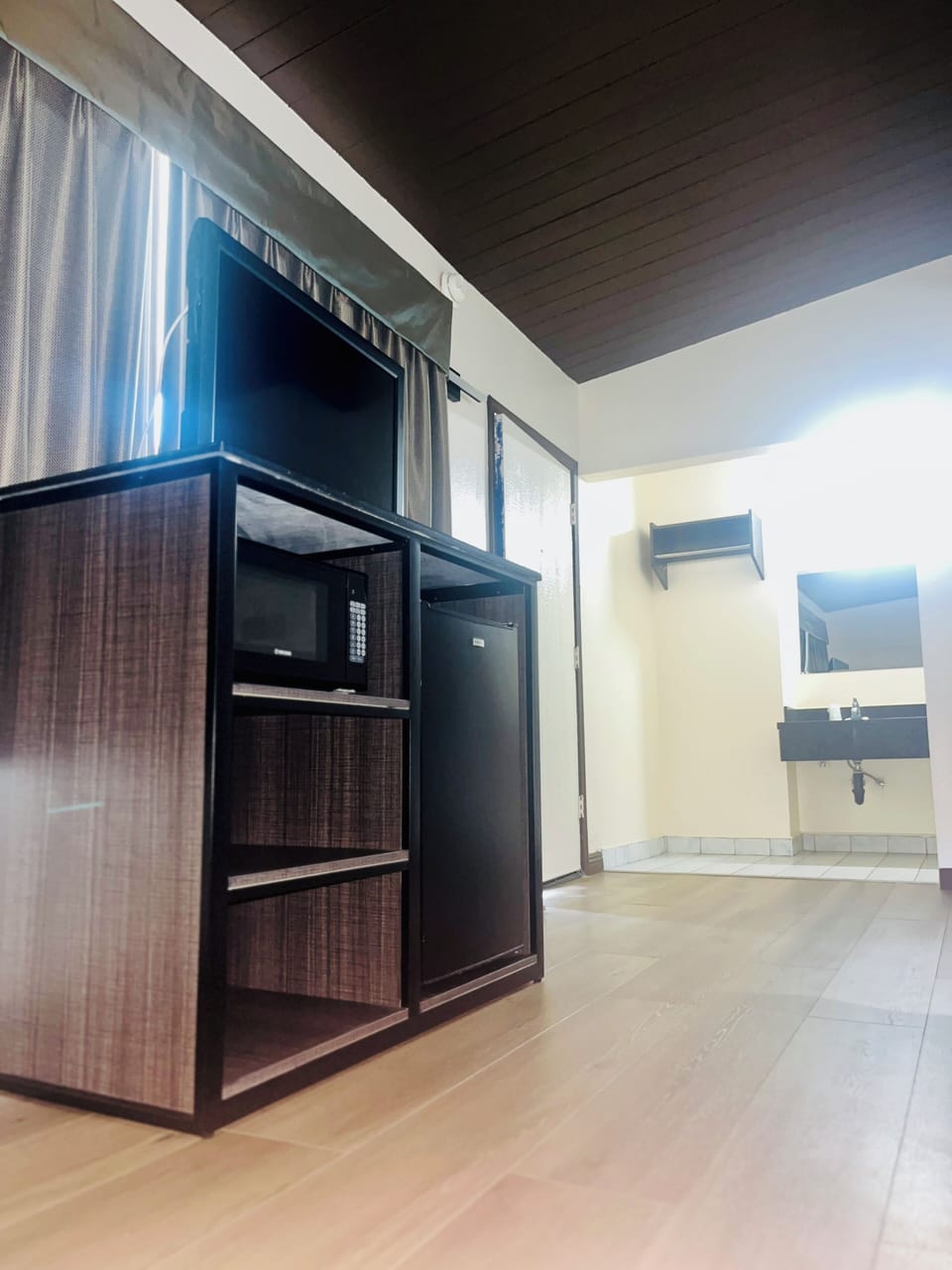 Standard Room, 1 King Bed | Desk, free WiFi, bed sheets