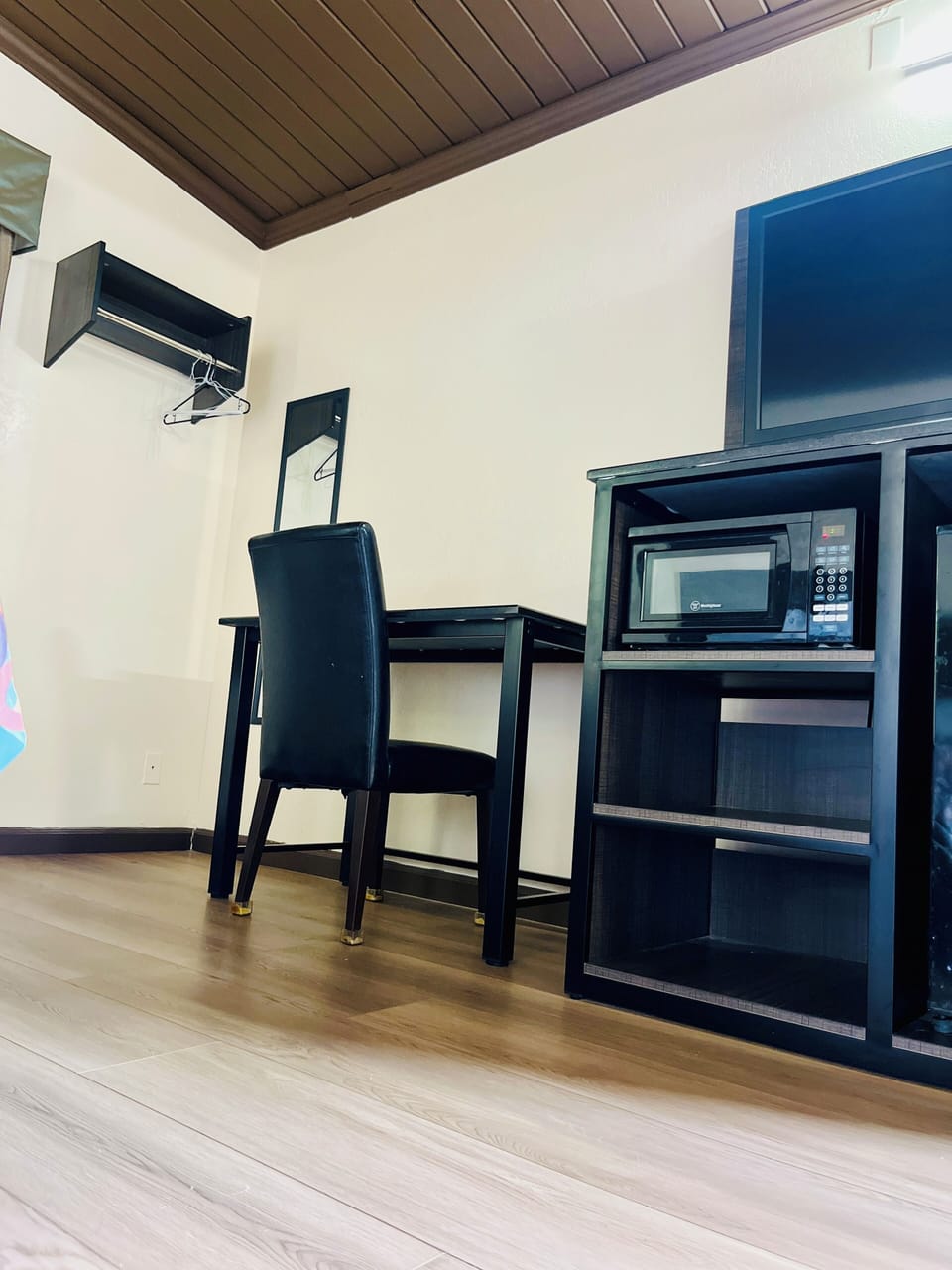 Standard Room, 1 King Bed | Desk, free WiFi, bed sheets
