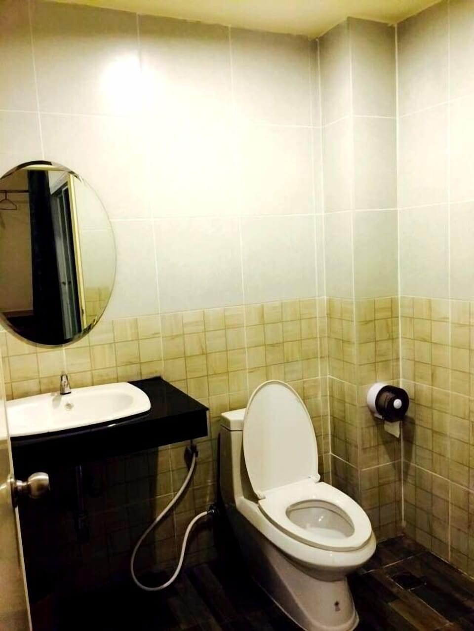 Shower, free toiletries, towels