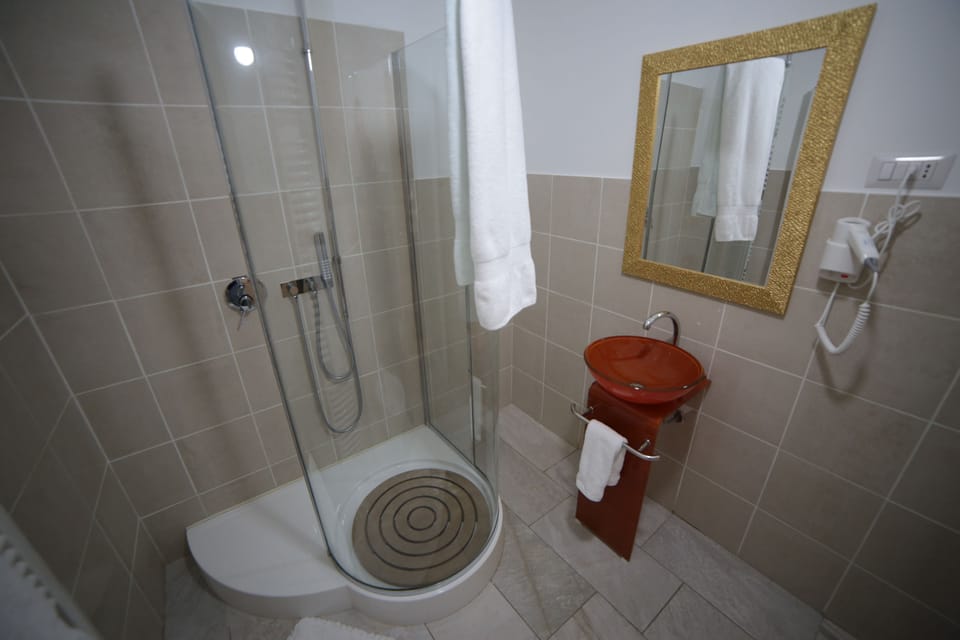 Shower, free toiletries, hair dryer, bidet