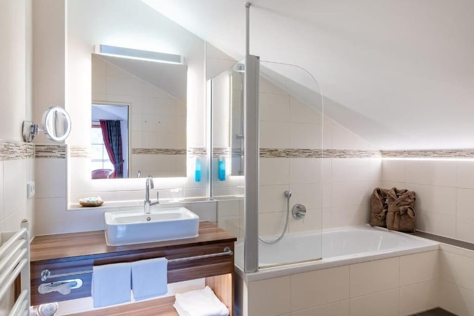 Comfort Double Room, Balcony, Mountain View | Bathroom | Bathrobes, slippers