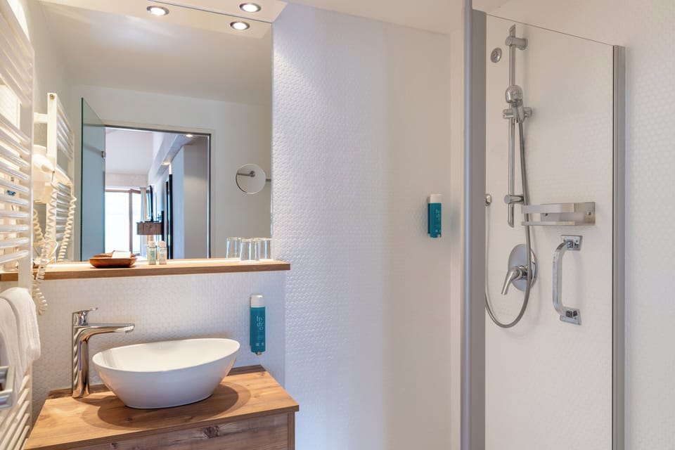 Standard Single Room | Bathroom | Bathrobes, slippers