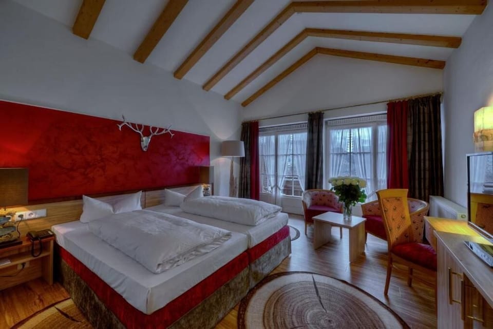 Comfort Double Room, Balcony, Mountain View | Hypo-allergenic bedding, minibar, in-room safe, individually decorated