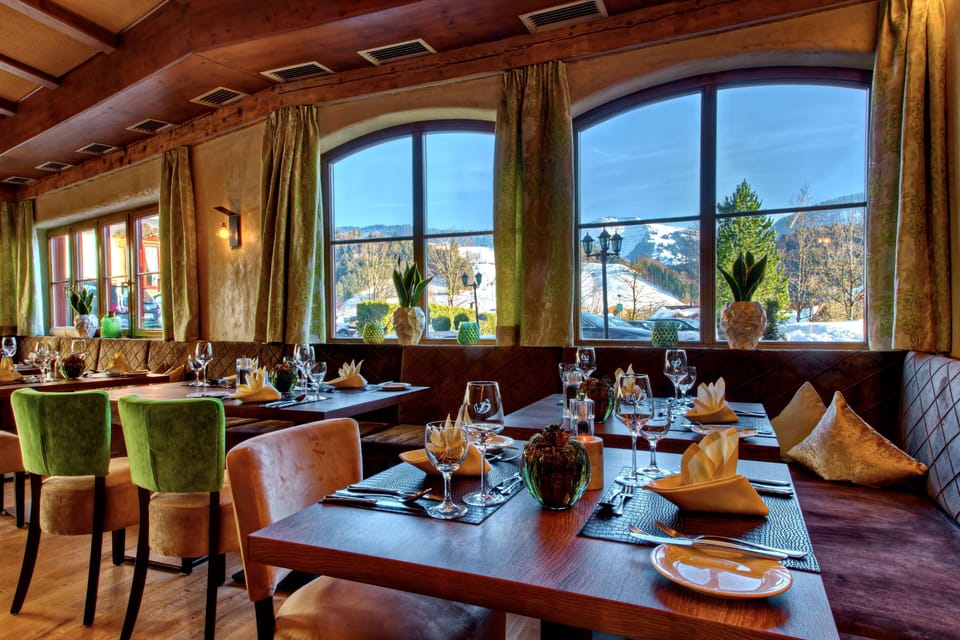2 restaurants; breakfast and dinner served
