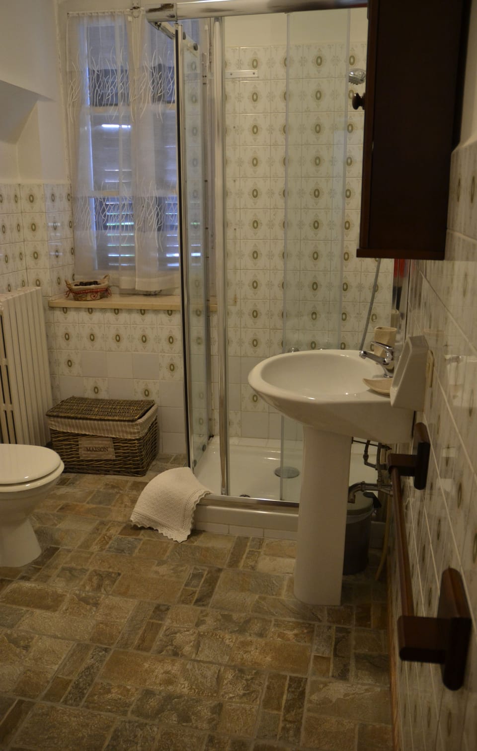 Quadruple Room | Bathroom | Shower, free toiletries, hair dryer, bidet