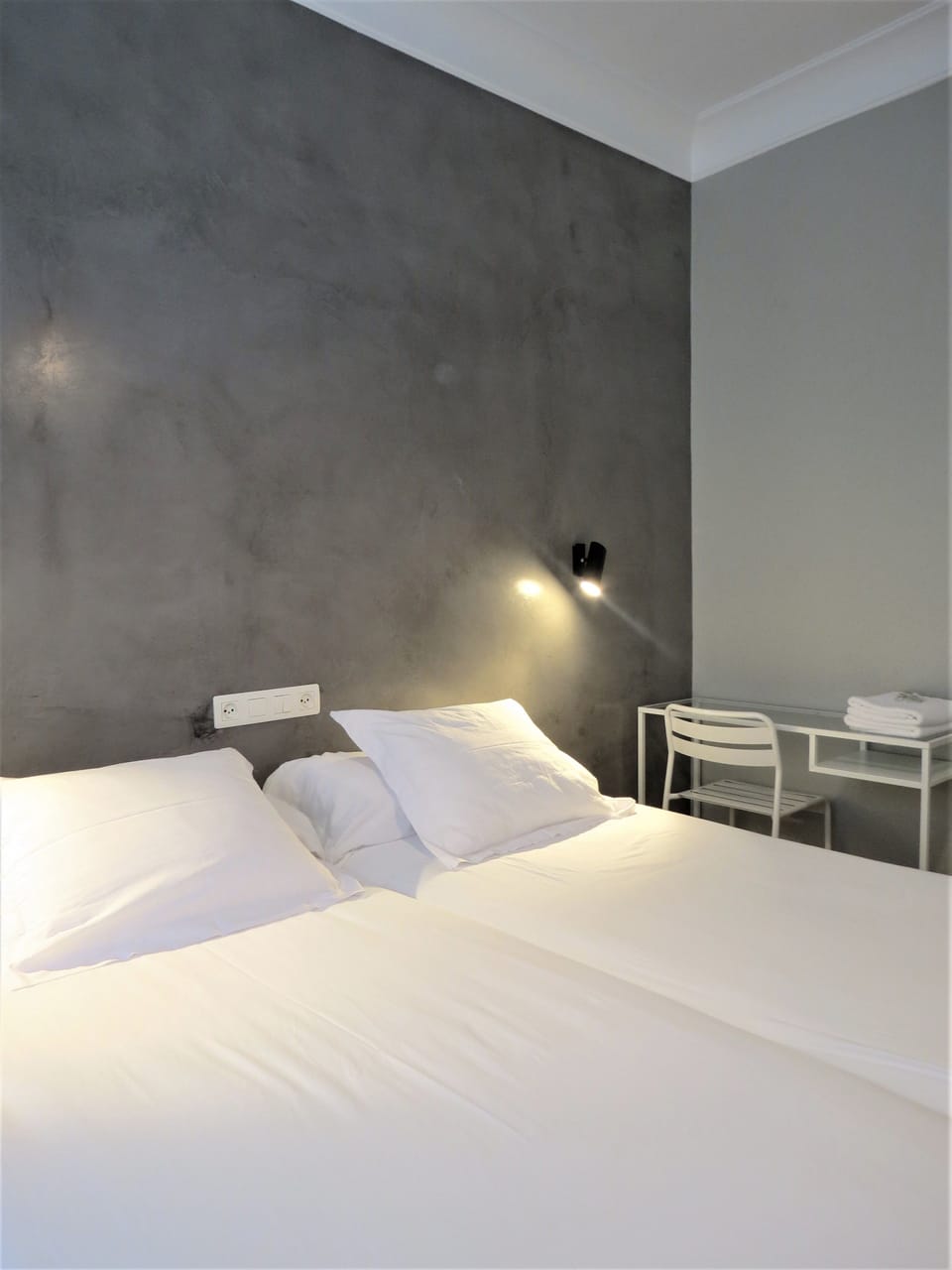Twin Room, Private Bathroom | Desk, blackout drapes, cribs (free), rollaway beds (surcharge)