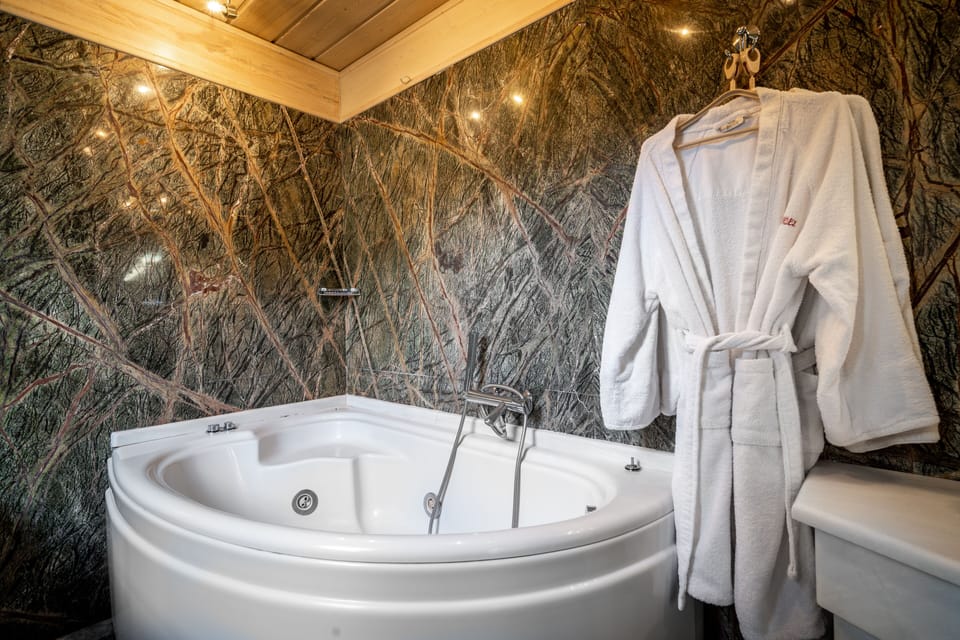Junior Loft, Jetted Tub | Bathroom | Free toiletries, hair dryer, towels
