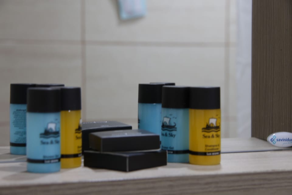 Deluxe Triple Room, Private Bathroom | Bathroom | Shower, towels