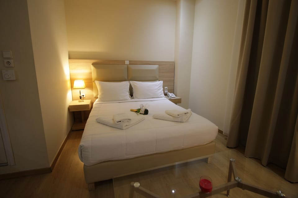 Deluxe Triple Room, Private Bathroom | Soundproofing, iron/ironing board, free WiFi, bed sheets